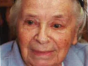 Mag. Henriette Knechtl Eine ältere Dame mit schwarzem Haarreifen lächelt leicht, ihr Blick ist nicht in die Kamera gerichtet