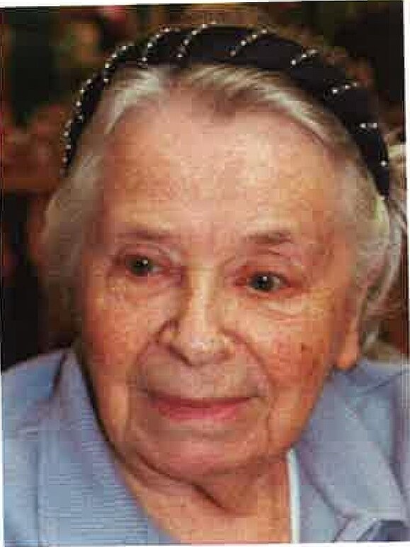 Mag. Henriette Knechtl Eine ältere Dame mit schwarzem Haarreifen lächelt leicht, ihr Blick ist nicht in die Kamera gerichtet