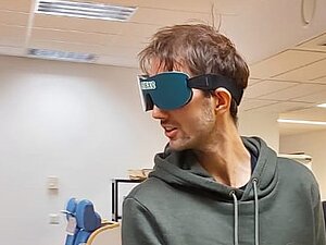 Wenn David mal nicht für die Uni lernen muss, nutzt er gern unser barrierefreies Freizeitangebot, hier etwa beim Showdown-Turnier. junger Mann mit grünem Hoodie und Augenbinde mit Handschu und Schläger verteidigt Showdown-Tor