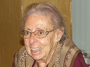 Gertrud Wilfinger Portrait einer älteren Dame mit Brille die herzlich lacht