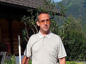 Hans Z. vor seinem Haus in Kärnten. Der blinde Hans Z. steht vor seinem Haus in Kärnten.