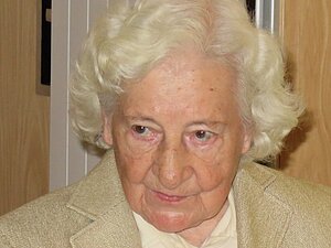 Josefine Andress Dame älteren Alters mit weißen lockigen Haaren und hellem Blazer