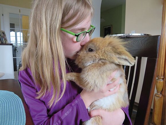 Das ist Julia mit ihrem Lieblingshasen "Jackson" auf dem Arm Julia hat ihren Lieblingshasen "Jackson" auf dem Arm