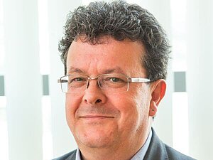 Oberkörper eines Mannes mit Anzug und Brille