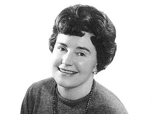 Friederike König Schwarz-Weiß-Foto einer jungen Dame die freundlich in die Kamera lächelt.