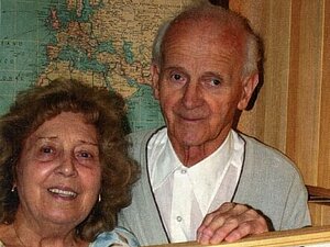 Felizitas König mit ihrem Ehemann Fritz. Ein älteres Ehepaar steht nebeneinander und hält lächelnd einen Schaukasten mit seltenen blauen Schmetterlingen in die Kamera.