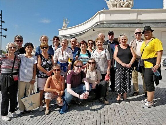 Schönes Wetter und gute Laune in Bratislava 20 Personen posieren zusammen bei sonnigem Wetter für ein Gruppenfoto