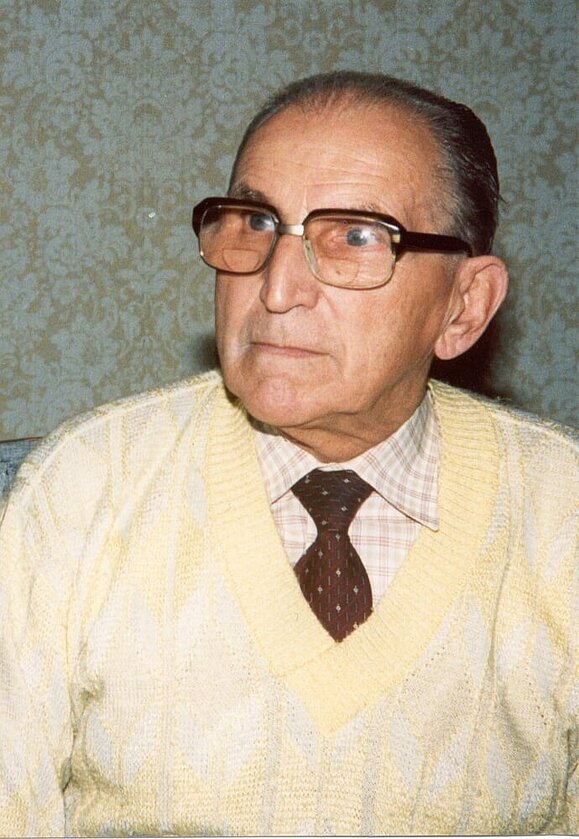 Viktor Schwarzer Foto eines älteren Herren mit großer Brille und Krawatte.