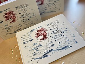 Drei Exemplare des Buches Fridolin der Krake liegen auf einem Holztisch