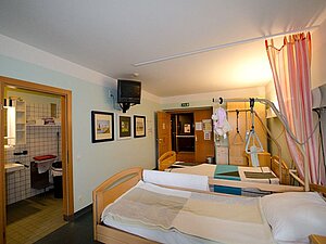 Zweibettzimmer im Seniorenwohnhaus Waldpension, Foto: Monika Kollarz Auf dem Foto sieht man ein Zweibettzimmer im Seniorenwohnhaus Waldpension.