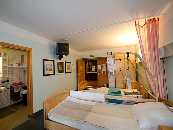 Auf dem Foto sieht man ein Zweibettzimmer im Seniorenwohnhaus Waldpension.