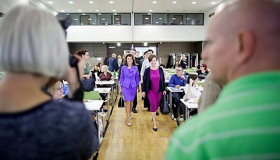 Brigitte Bierlein und Doris Schmidauer beim Eintreffen, Copyright: BKA / Andy Wenzel In Zweierreihe treffen die teilnehmenden Politikerinnen ein, mit Bundeskanzlering und First Lady in erster Reihe