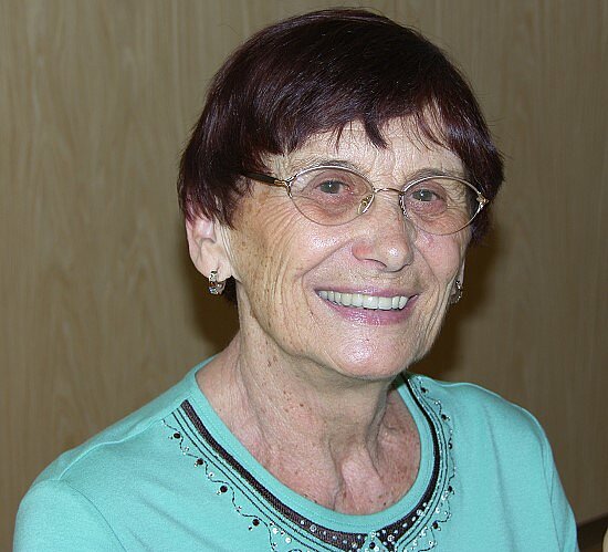 Wilma Bacher Eine ältere Frau mit Brille lächelt in die Kamera