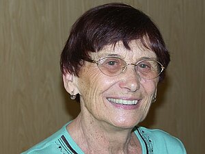 Wilma Bacher Eine ältere Frau mit Brille lächelt in die Kamera