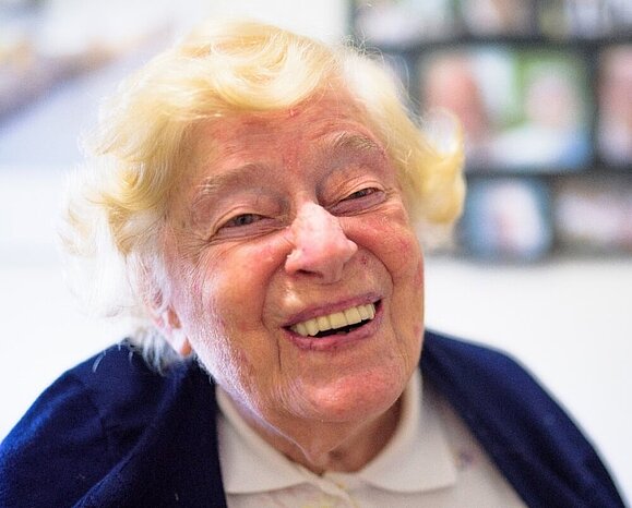 Edith_Goldapper-Rosenthal Ältere Frau mit gelben Haaren lacht in die Kamera
