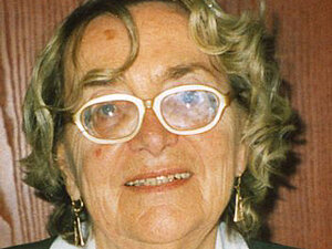 Herta Lenhart Eine ältere Dame mit Brille lächelt freundlich in die Kamera