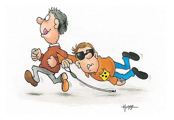 Mann mit Weißem Stock, Armbinde und Sonnenbrille wird von anderem Mann, der eifrig rennt, am Arm hinterhergeschleift und schaut unglücklich.  