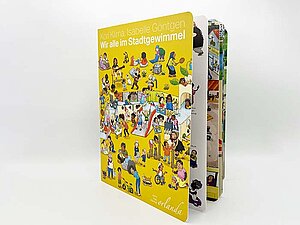 Ein Kinderbuch mit dem Titel "Wir alle im Stadtgewimmel" von Kori Klima und Isabelle Göntgen, veröffentlicht vom Orlanda Verlag. Das Cover ist gelb und zeigt eine bunte Wimmelbildszene mit vielen Menschen, darunter Kinder, Erwachsene und Senioren, die unterschiedlichen Aktivitäten nachgehen – einige spielen, andere arbeiten oder unterhalten sich. Die Figuren sind vielfältig in Bezug auf Kleidung, Hautfarbe und körperliche Fähigkeiten, was auf ein inklusives Stadtleben hindeutet. Das Buch ist leicht aufgeklappt, sodass weitere detaillierte Wimmelbilder auf den Innenseiten sichtbar sind.