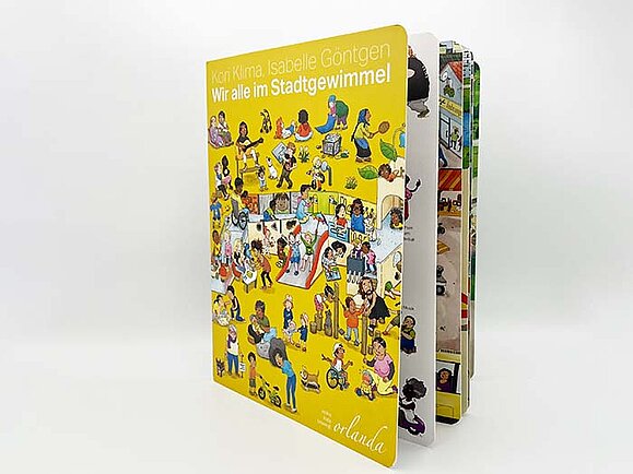 Ein Kinderbuch mit dem Titel "Wir alle im Stadtgewimmel" von Kori Klima und Isabelle Göntgen, veröffentlicht vom Orlanda Verlag. Das Cover ist gelb und zeigt eine bunte Wimmelbildszene mit vielen Menschen, darunter Kinder, Erwachsene und Senioren, die unterschiedlichen Aktivitäten nachgehen – einige spielen, andere arbeiten oder unterhalten sich. Die Figuren sind vielfältig in Bezug auf Kleidung, Hautfarbe und körperliche Fähigkeiten, was auf ein inklusives Stadtleben hindeutet. Das Buch ist leicht aufgeklappt, sodass weitere detaillierte Wimmelbilder auf den Innenseiten sichtbar sind.