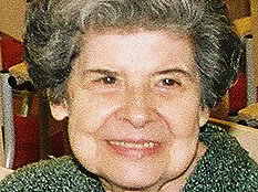 Edith Scholz Eine ältere Dame mit grauer Dauerwelle lächelt freundlich