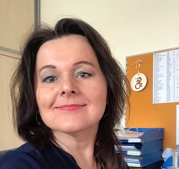 Unsere viel geschätzte Kollegin Heidi Grubner in ihrem Büro. Portrait von Heidi Grubner in ihrem Büro.