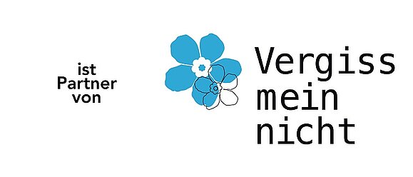 Links ein Text "ist Partner von", in der Mitte eine blaue Blume und rechts ein Text "Vergiss mein nicht"