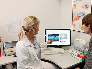 Einen völlig neuen, anderen Therapieansatz stellt die Gentherapie dar, Copyright: Copyright: BVA Gedspräch einer Ärztin und Patientin