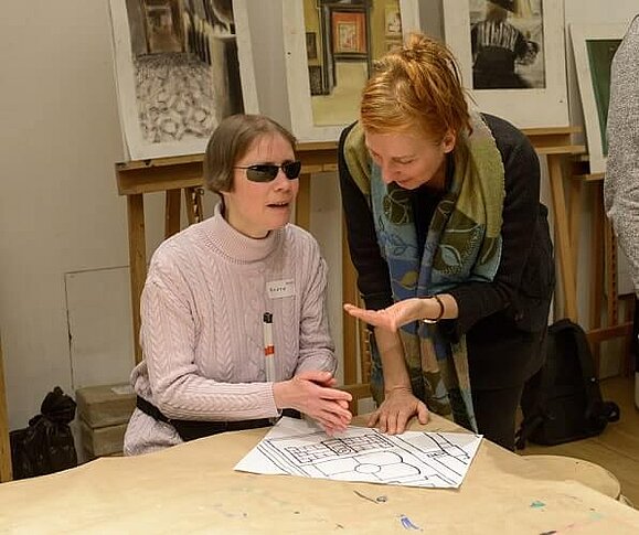 Eine blinde Teilnehmerin testet den taktilen Orientierungsplan, Copyright: Sabine Gruber Eine blinde Teilnehmerin testet den taktilen Orientierungsplan während sie mit einer KHM-Mitarbeiterin spricht