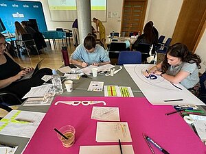 Gruppenarbeit Summer School 2024 Teilnehmende der Summer School 2024 bei einer Gruppenarbeit