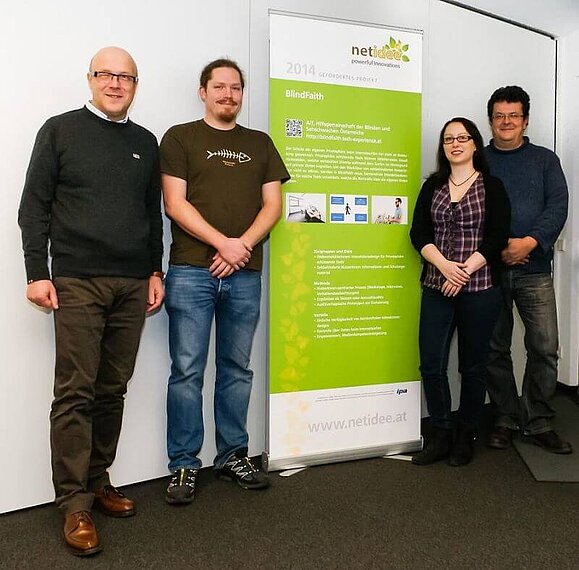 Blind Faith Drei Männer und eine Frau stehen neben einem Plakat von Blind Faith