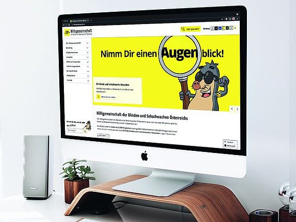 Blinde und sehbehinderte Menschen können Internetseiten nur dann optimal nutzen, wenn diese barrierefrei sind – so wie die Website der Hilfsgemeinschaft. Copyright: Unsplash Gabriel Beaudry Auf einem Bildschirm ist die neue Website der Hilfsgemeinschaft mitsamt unserem Maulwurf-Maskottchen AUGust zu sehen