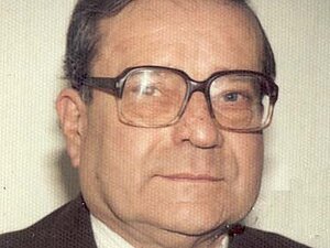 Walter Kraus Ein Herr mittleren Alters mit großer Brille, Anzug und Krawatte blickt leicht lächelnd in die Kamera