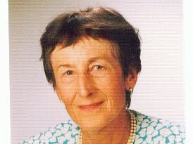 Herta Kasper Leicht vergilbtes Foto, eine Dame mit braunen kurzen Haaren lächelt in die Kamera