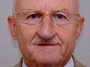 Helmut Ederer Ein älterer Herr mit Brille und Schnauzer lächelt leicht in die Kamera