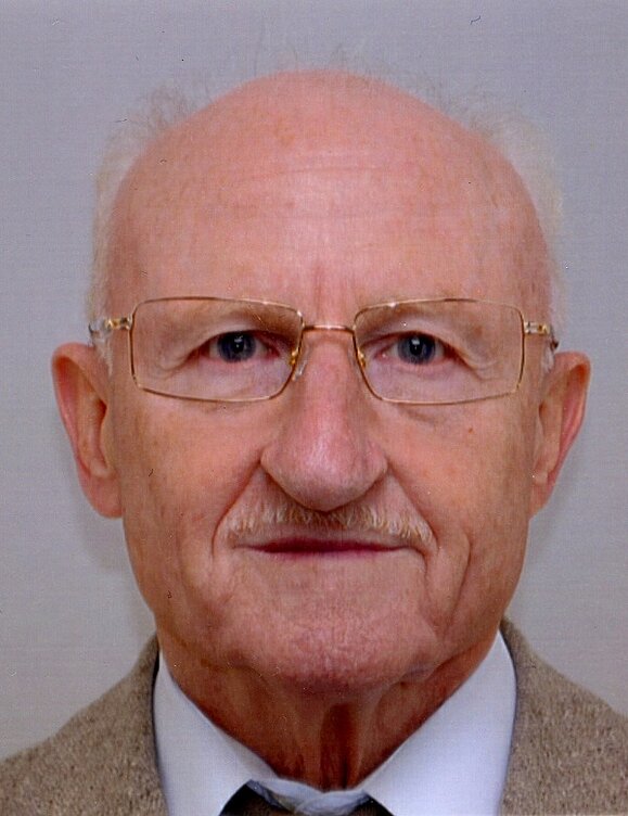 Helmut Ederer Ein älterer Herr mit Brille und Schnauzer lächelt leicht in die Kamera