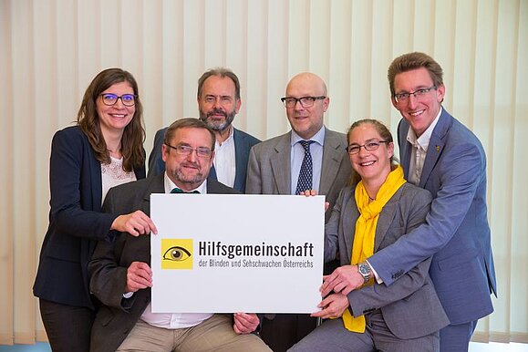 Das Projekt- undSchulungsteam der Hilfsgemeinschaft in einem Bild: 2 Frauen und vier Männer. 