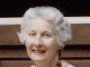 Gertrude Eigelsreiter Eine ältere Dame lächelt fröhlich in die Kamera