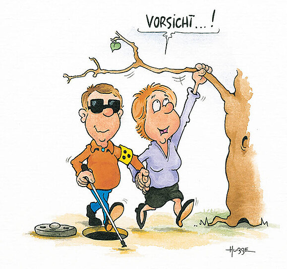 Mann mit Weißem Stock, Armbinde und Sonnenbrille wird von Frau begleitet, die einen tiefliegenden Ast zur Seite hält und dabei "Vorsicht!" sagt. 