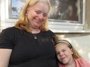 Bettina F. kuschelt mit ihrer Tochter Lena
