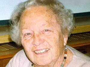 Hedwig Immervoll Eine ältere Dame mit Dauerwelle und bunter Kette lächelt fröhlich in die Kamera