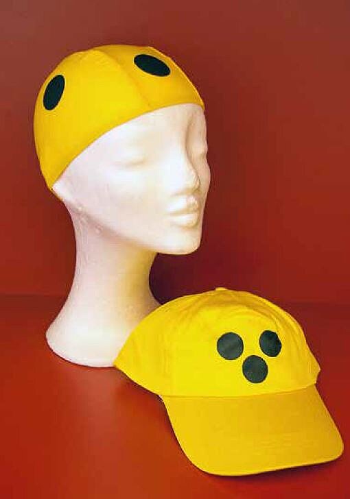 gelbe Badehaube mit schwarzen Punkten auf weißem Modellkopf