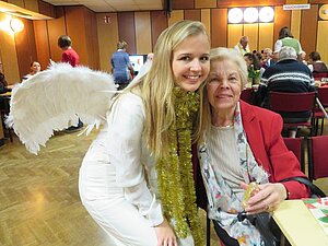 Besuch vom Christkind bei der stimmungsvollen Weihnachtsfeier für unsere sehbehinderten und blinden Mitglieder "Christkind" mit einem unserer Mitglieder bei der Weihnachtsfeier