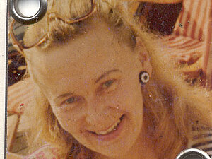 Margit Fischer Leicht vergilbtes Foto einer Frau mit blonden Haaren die fröhlich in die Kamera lächelt.