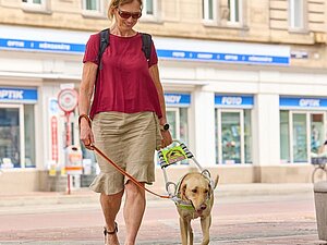 Bitte nicht sören - Blindenführhund im Einsatz. Foto: Ludwig Schedl Eine Frau mit einem Blindenführhund