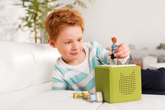 Die Tonie-Box ist nicht nur für ganz junge Kinder, sondern auch für blinde und sehbehinderte Kinder geeignet Ein Kind verwendet eine Toniebox