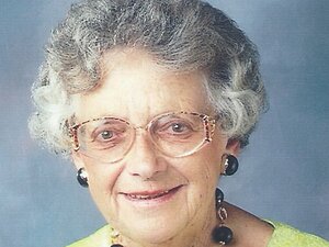 Erna Pukacz Foto einer älteren Dame mit Dauerwelle und großer Brille die freundlich in die Kamera lächelt