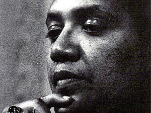 dunkles schwarz weiß Porträt: schwarze Frau Seitenprofil hält hand am Kinn und schaut ernst