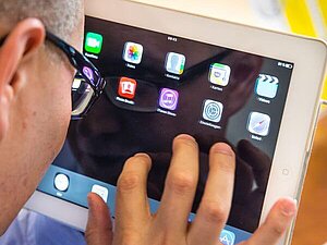 Sehbehinderte Person nutzt einen iPad