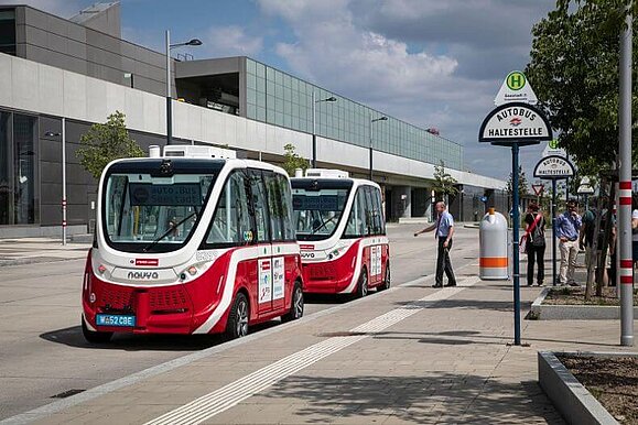 Teststrecke mit Haltestelle, Copyright: Wiener Linien/Manfred Helmer Haltestelle mit zwei rot-weißen E-Bussen