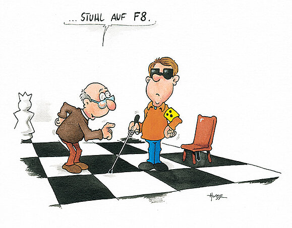 Mann mit Weißem Stock, Armbinde und Sonnenbrille und ein älterer Mann mit Brille stehen auf riesigem Schachbrett. Hinter sehbehindertem mann steht ein Stuhl. Älterer Mann sagt: "Stuhl auf F8." 
